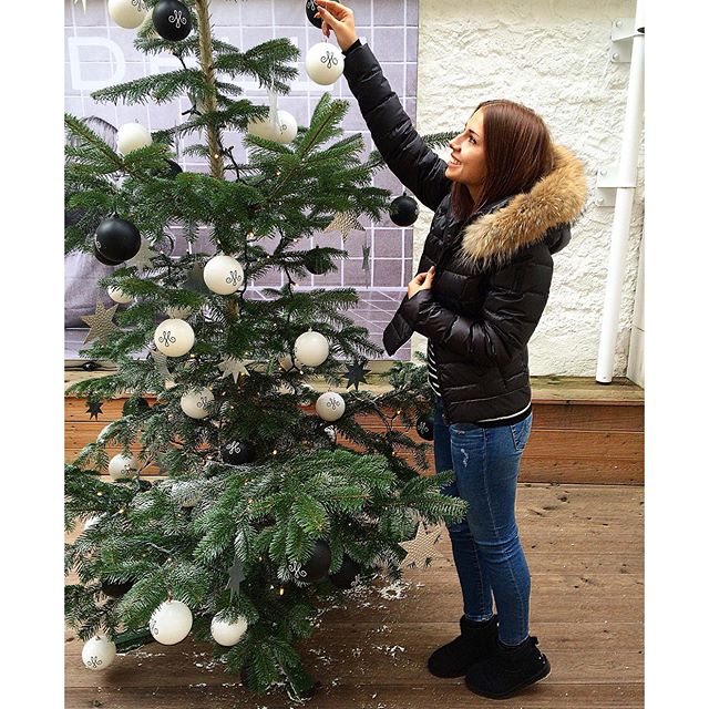 MondelliStyle's tweet photo. It's Christmas-Time 🌟❄️🎄🎁 #mondelli #christmas #happy #girl #fur #jacket #shoes @AGJeans @UGGaustralia @Bomboogieit https://t.co/U9rZNCJ6a1