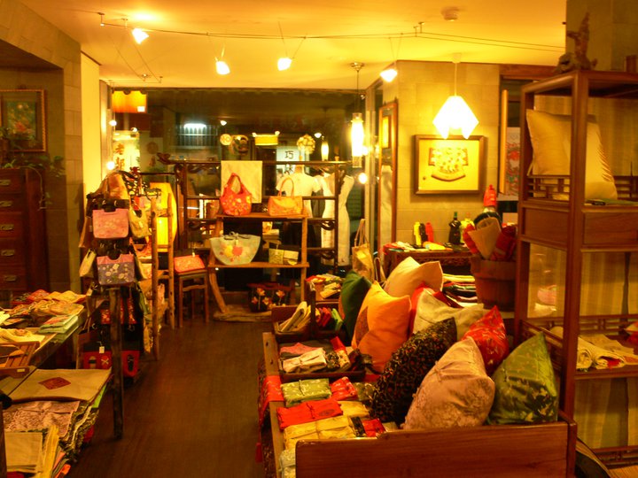 Shotrip 台湾の人気 圓融坊 ユェン ロン ファン 圓融坊の全商品は自身で設計します 独特な味わいのある アンティーク家具や陶器のカップ 木製のお面 仏像 ランプスタンドなど さまざまな装飾品が目を楽しませてくれます 雑貨屋 台湾 T