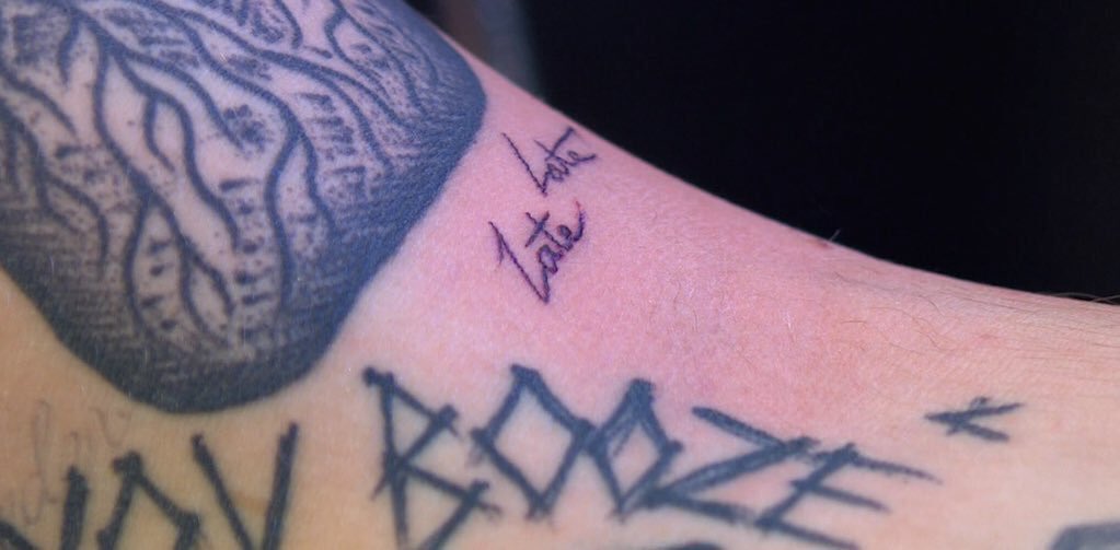 1D_Swiss_Team's tweet photo. Harry's new tattoo "Late Late" that he got after losing Tattoo Roulette 
#1DLateLateShow 
#MTVStars One Direction https://t.co/IBSZSzazvD