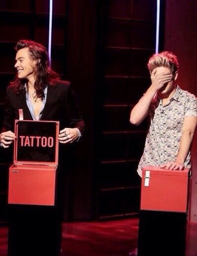 zaynbaabe's tweet photo. NIALL'S REACTION TO HARRY GETTING THE TATTOO BOX IS PRICELESS

#1DLateLateShow https://t.co/tZIrZaIBif