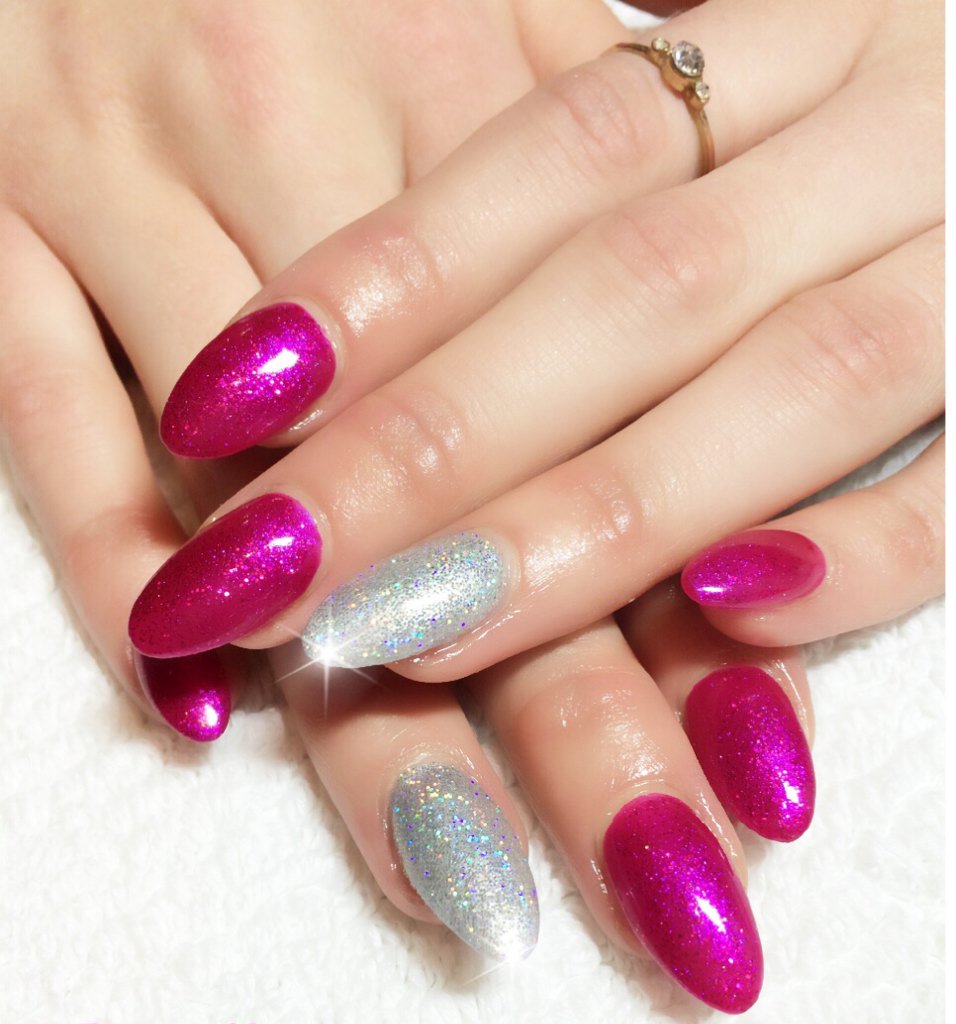 CNDMasterArtist's tweet photo. Get your #partynails ready for Christmas! #christmasnails cndshellac #shellac # #dorchester #masternailtech https://t.co/V8ScpiZG2K