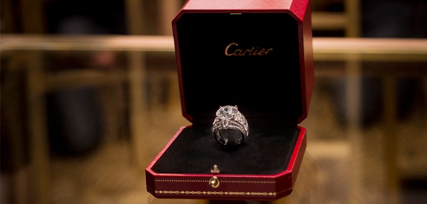 Cartier's tweet photo. Un diamant pour la vie.
#CartierDiamonds #Cartier #HighJewelry https://t.co/JtO6UYouEK https://t.co/OMi9x3a5hI