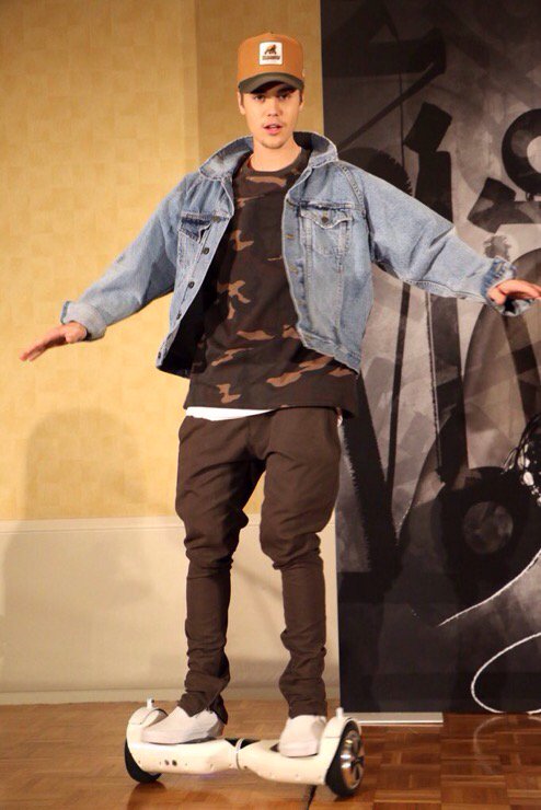 justinbieberID's tweet photo. #JBIDINFO Justin at a press conference for a fashion magazine in Tokyo, Japan (4 Dec) (5) https://t.co/QhBa3PICU7