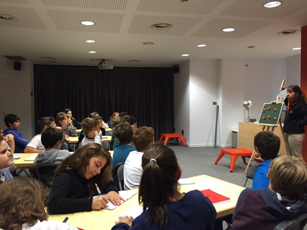 MartaSegurag's tweet photo. Taller d'electricitat al Cosmocaixa #PRI6SDK @escolasadako https://t.co/U05HxukO9u