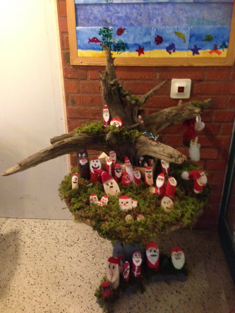 folkasboskolan's tweet photo. Eleverna har julpyntat med egna kreationer🎅❄️🌲#åk2-9# https://t.co/5NUBF9eX8G