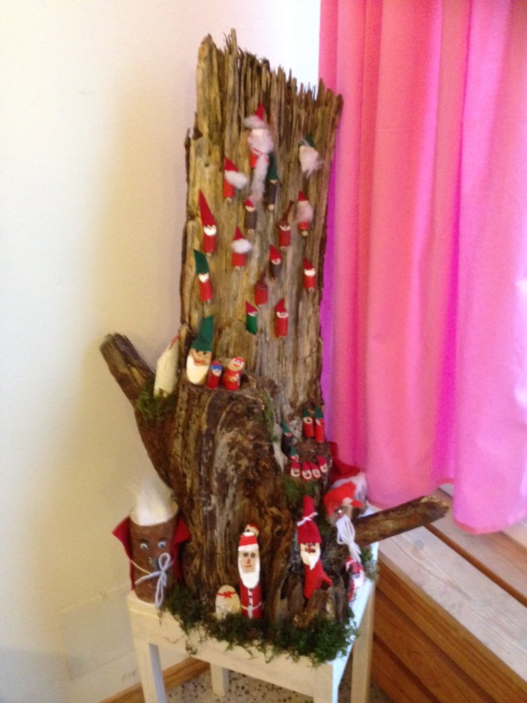 folkasboskolan's tweet photo. Eleverna har julpyntat med egna kreationer🎅❄️🌲#åk2-9# https://t.co/5NUBF9eX8G