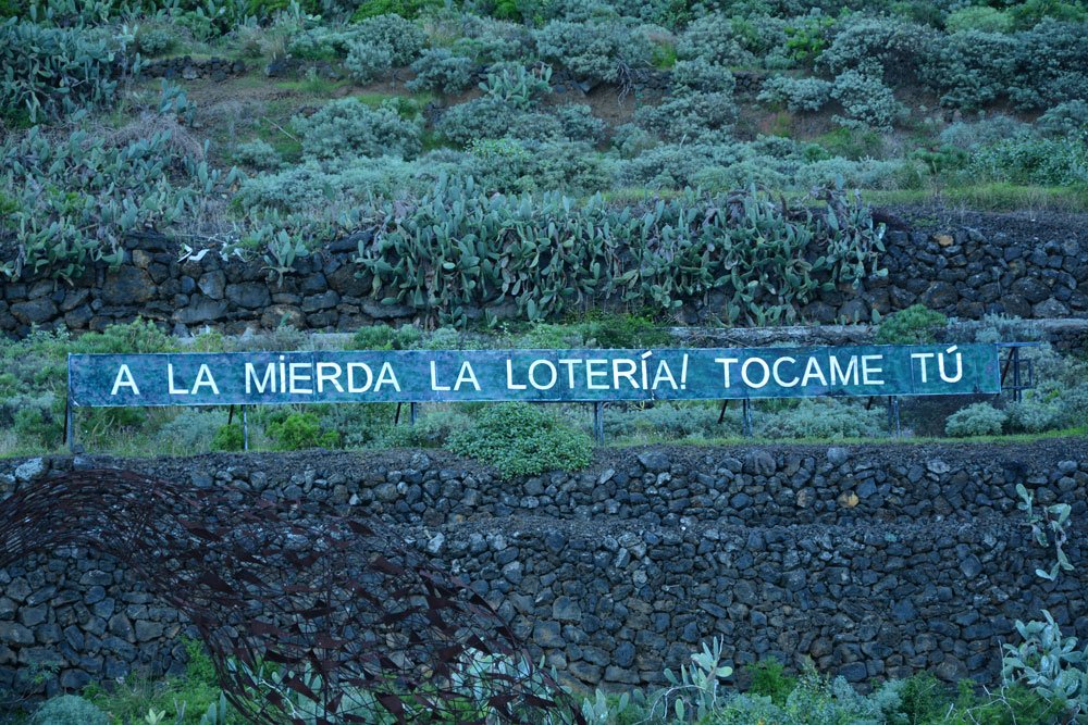 mensajeanoniman's tweet photo. "A LA MIERDA LA LOTERÍA! TÓCAME TÚ" #tenerife #cartelautopista #anoniman https://t.co/F470rUifcs