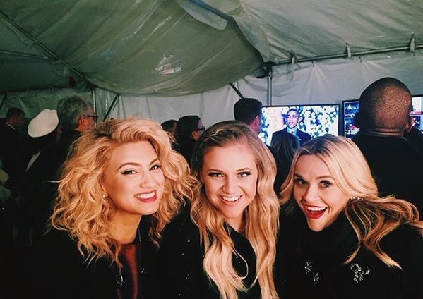 TKItaUpdates's tweet photo. -NEW PHOTO- @ToriKelly with @KelseaBallerini and @RWitherspoon at the #NCTLC #WhiteHouse in DC!
Flawless ladies ❄😍💕 https://t.co/npgJAEDlfR