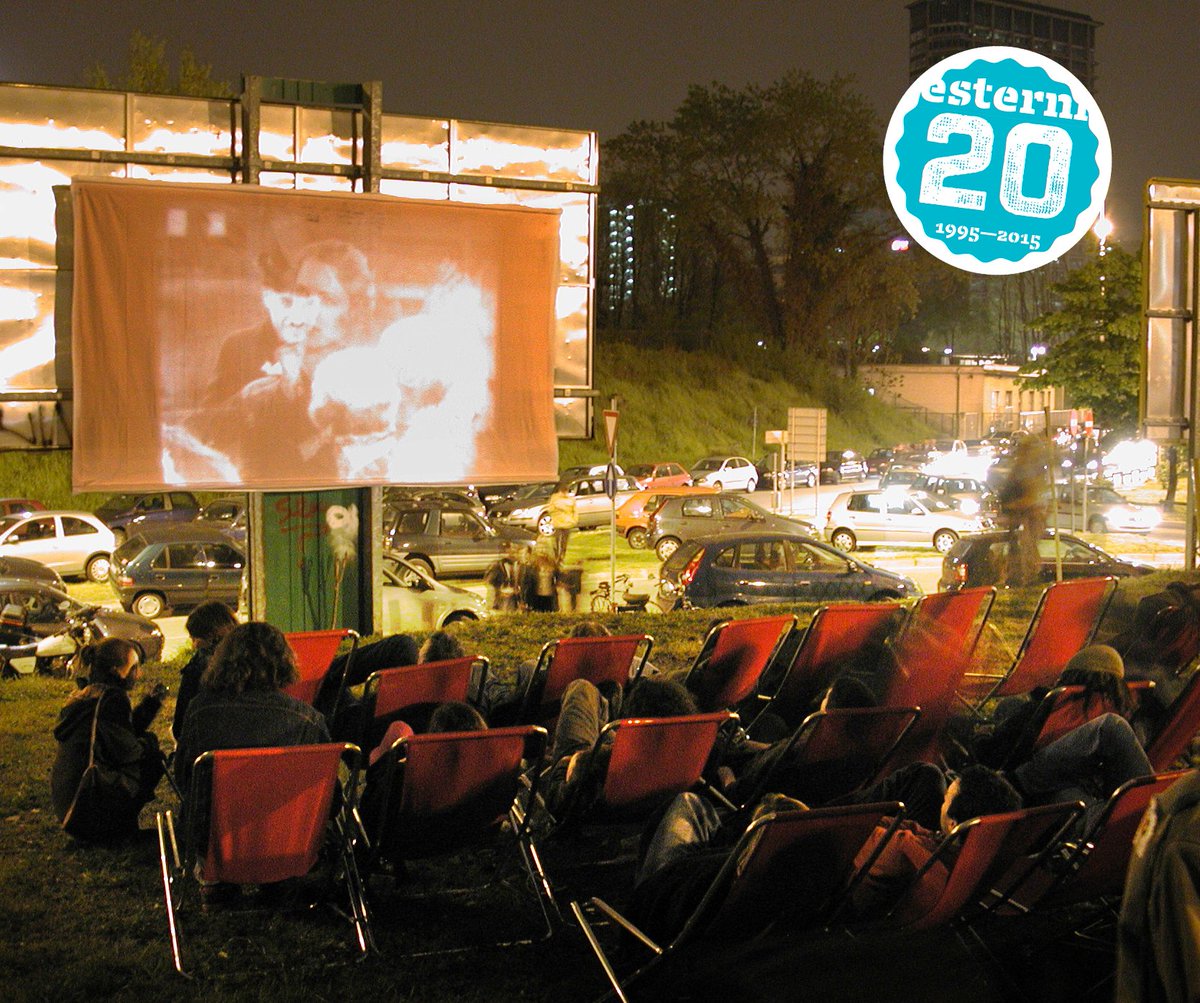 Proiezione di Metropolis sul retro del cartellone pubblicitario, Piazza Freud
Città in rivoluzione 2004 #20esterni