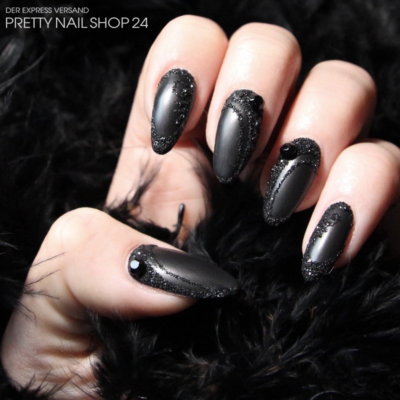 prettynailshop's tweet photo. Auch hier zeigt sich die Farbe #Schwarz von ihrer eleganten Seite. Die #Mandelform rundet das Ganze perfekt ab. https://t.co/mNDTqo1Z2b