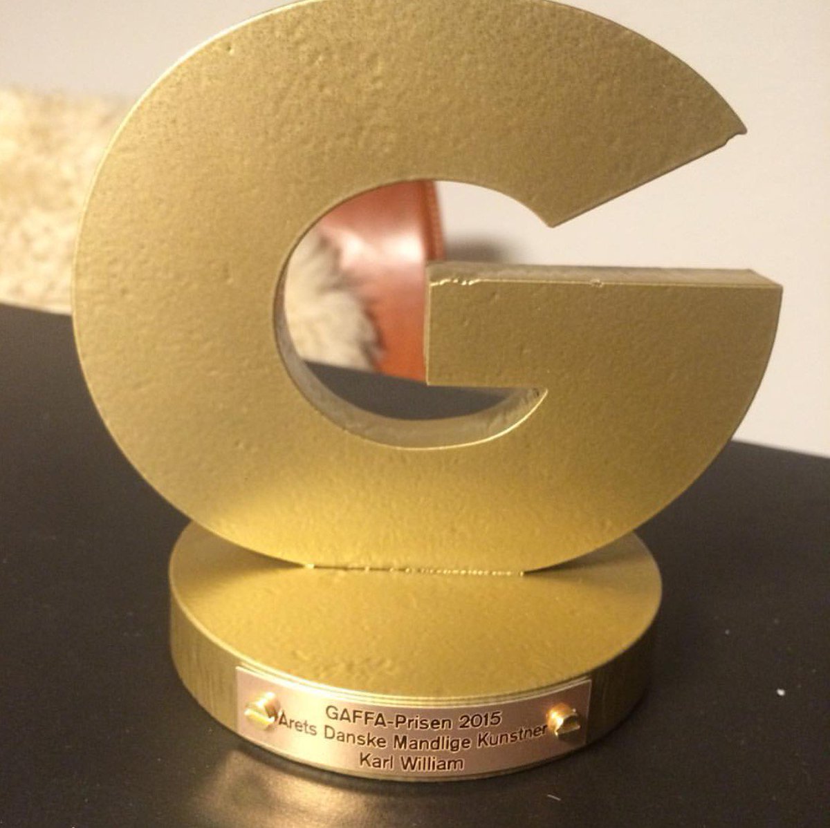 artpeopledk's tweet photo. tillykke til @magiskekarl med prisen som årets mandelige kunstner ved @GAFFA_DK award 2015 #placebo #karlkarlkarl https://t.co/M9nBd1ftg7