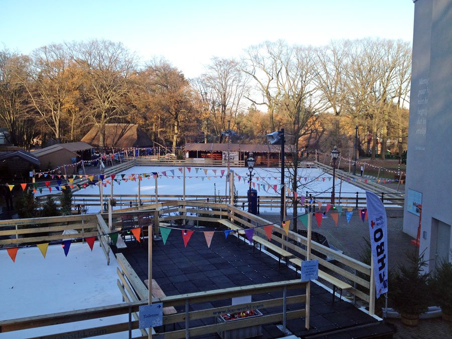 De eerste leden van @RaboArnhem binden NU de schaatsen onder. Het ijs ligt er prachtig bij.