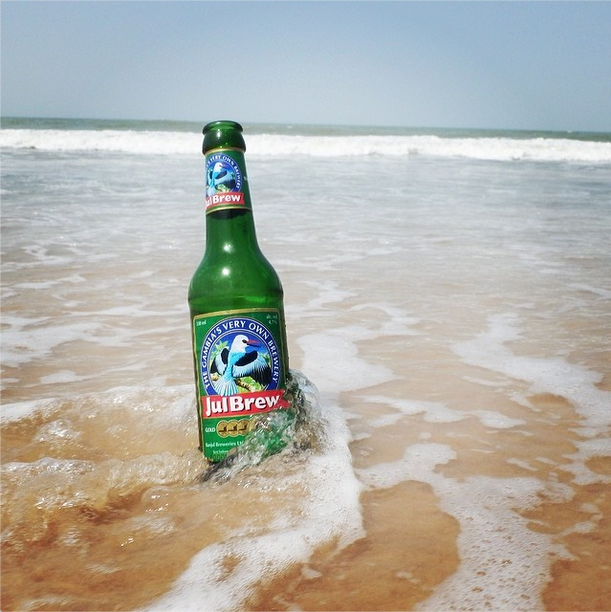 OntdekGambia's tweet photo. Proost! Het is weer bijna weekend! Wie lust er wel zo’n lekker Gambiaans biertje? ;) #Gambia #JulBrew #beer #weekend https://t.co/XWl2jDWBZi