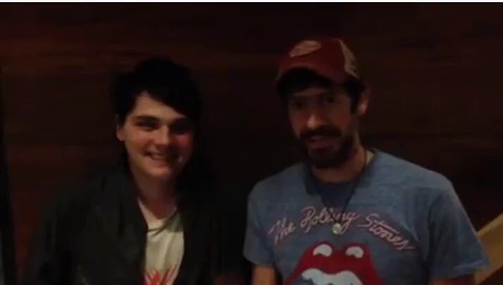 GerardWayTurkey's tweet photo. These smiles make us better, don't they?? #GerardWay #waylien https://t.co/Q3qXzGLqmZ