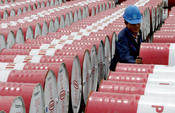 Crollo del prezzo del petrolio, benzina e gasolio al distributore invece no Crollo del prezzo del petrolio, benzina e gasolio al distributore invece no