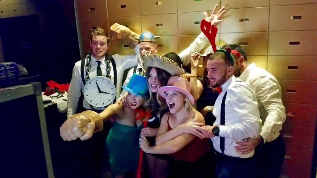 thesherryholmes's tweet photo. #holmeschristmasparty #imflexing https://t.co/z90tz7RPD1