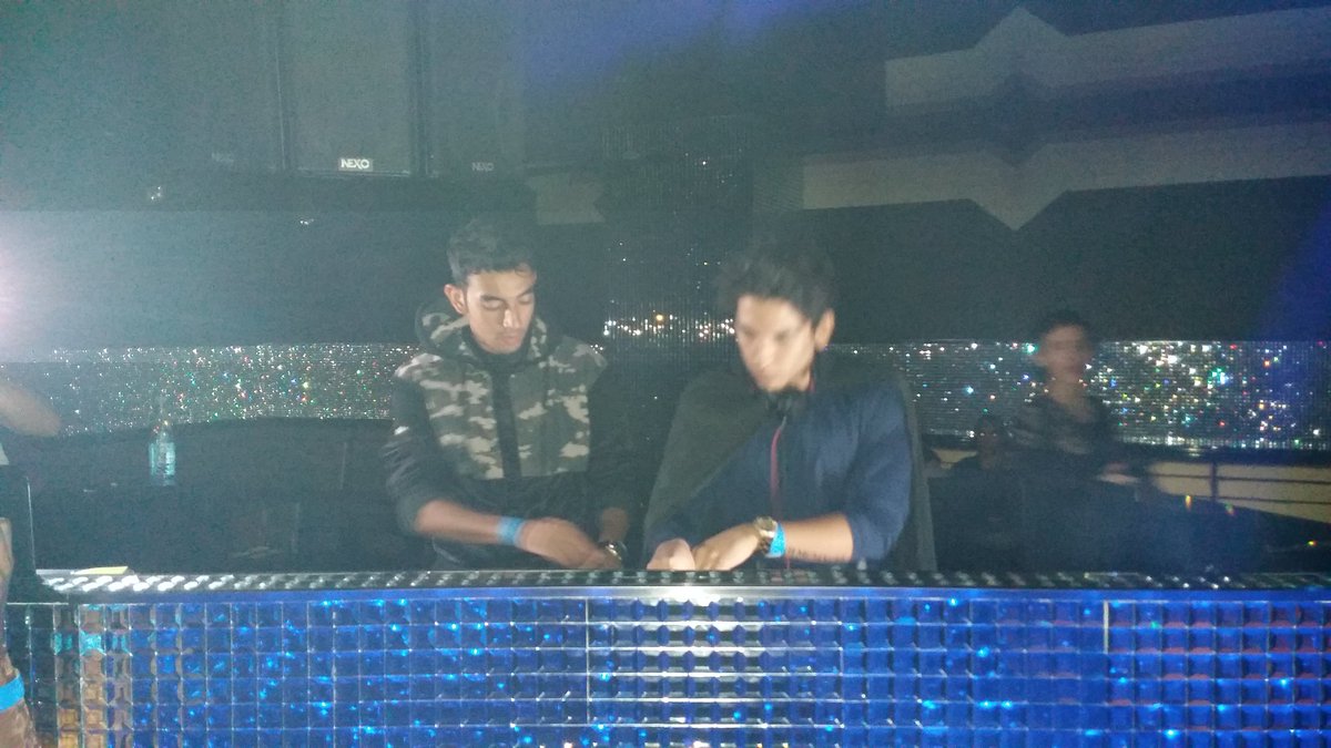 CostelloFJ's tweet photo. Bomba con este B2B @Davidmj_edm vs @AizakRoye #MaxiDropParty #Bling @HRHPanamaMega @DNPanama @TranceFamilyPTY https://t.co/PNF5cxOsJ2