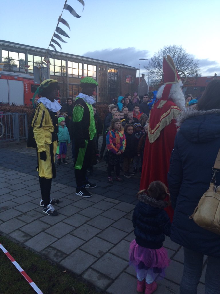 Bernadettevers3's tweet photo. Twee enthousiaste pieten van s'heerenloo aan het 'werk' geweest op de St Josephschool. Te Emmeloord https://t.co/ypAWNF5gr6