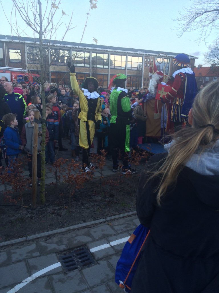 Bernadettevers3's tweet photo. Twee enthousiaste pieten van s'heerenloo aan het 'werk' geweest op de St Josephschool. Te Emmeloord https://t.co/ypAWNF5gr6
