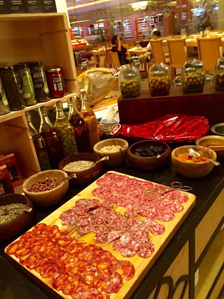 _laprudencia's tweet photo. @_laprudencia @olmedaorigenes Orígenes Special Event at MGM Macao together with Placido Domingo 
#TrendySpanishFood https://t.co/ODMaWFn5o2