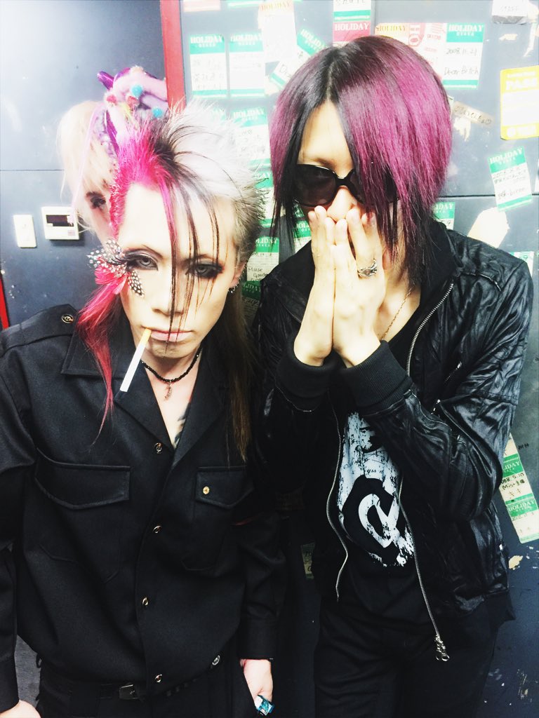 glard_takeshi's tweet photo. KISAKIさんとツーショットのはずが、俺の後ろ背後霊的なはやちゃん写っとる！ https://t.co/ZFRzad9D4L