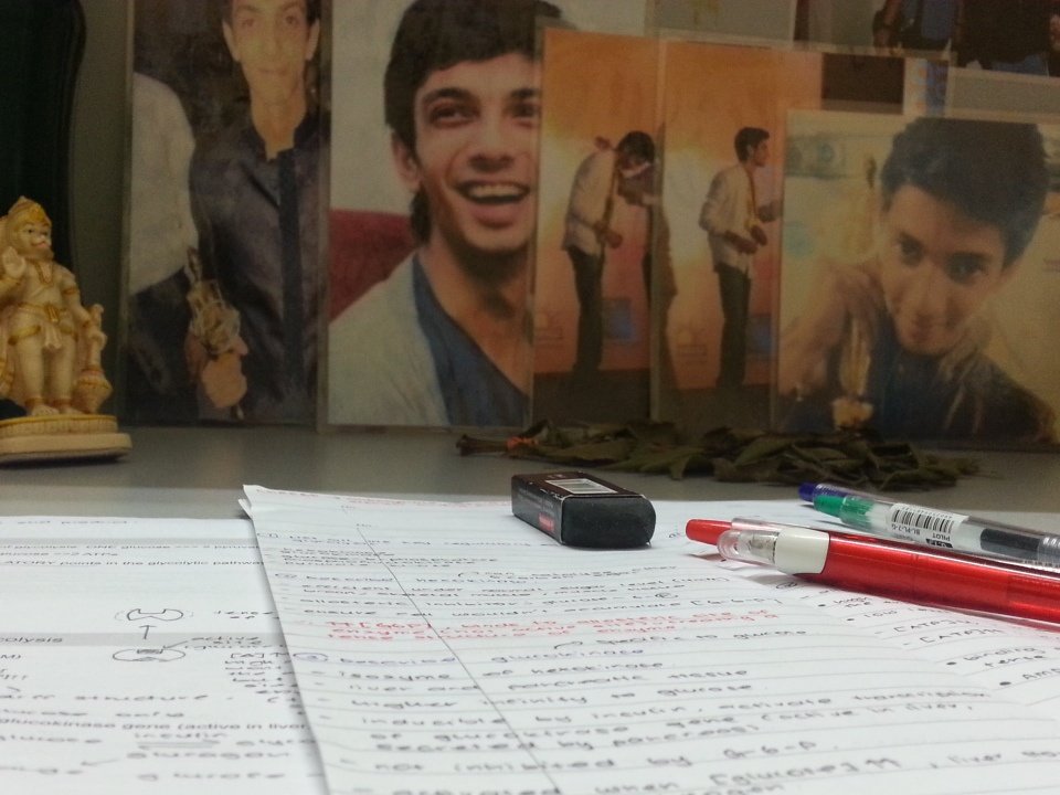 lithiya_ravi's tweet image. @anirudhofficial  Final exams are around the corner!! 😅😅  #studentlife #4papers  #biochemistry2 #biotech #stress