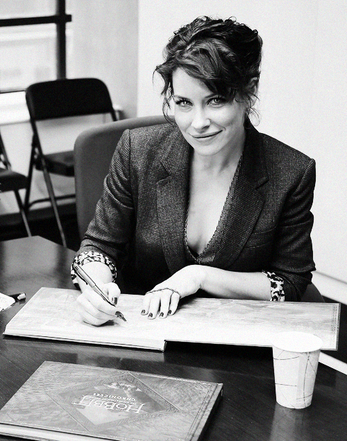 EvangelineLilly's tweet photo. Want your copy of #OsMolambolengos signed? Join me today, Fri 4th, at @CCXPoficial #SaoPaulo https://t.co/e8V6KaTo3L https://t.co/VolY9qmN3S