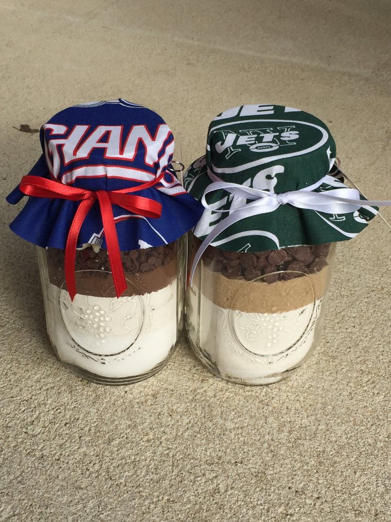 themixchix's tweet photo. Who will win this Sunday?! #Giants #jets #football @themixchix https://t.co/pHcd1s96Zt