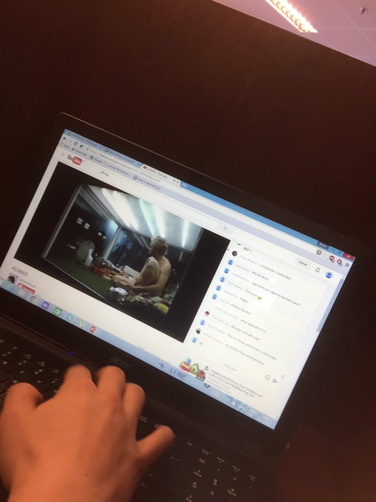 á að vera að læra fyrir próf.. í staðinn er ég að horfa á Almar litla í kassanum.