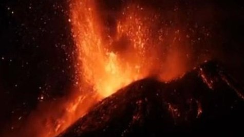 Agi_Sicilia's tweet photo. L'#Etna non si ferma, boati e fontane di lava. Guarda il video https://t.co/6JPxy0BVkV https://t.co/Bg2rgXLpiw