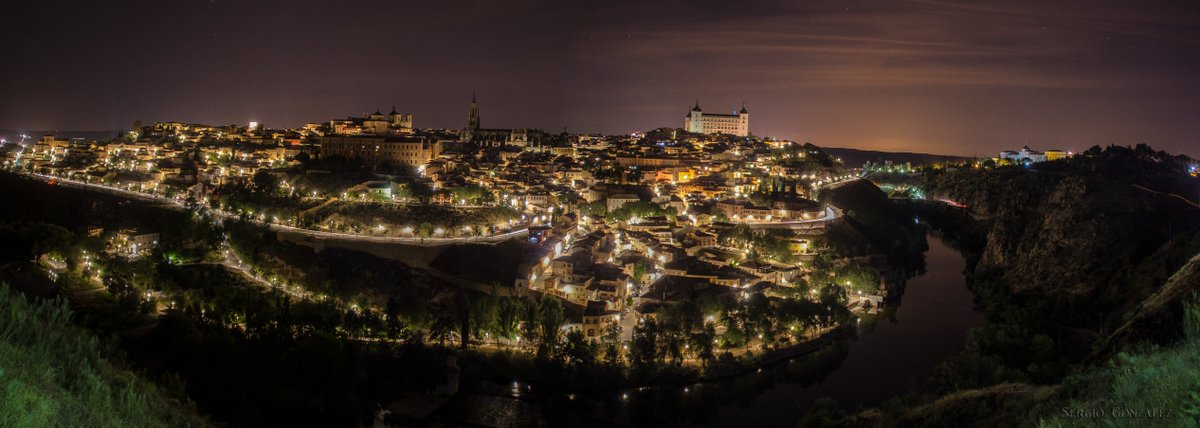 ToledoEncantado's tweet photo. Disfrutemos del puente de Diciembre en Toledo con su alumbrado navideño que dará lugar a momentos "encantadores" https://t.co/DbDAuLf2LB