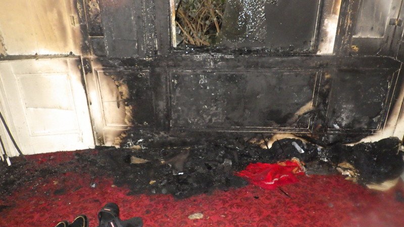 LondonFire's tweet photo. We issue smoking reminder after passer-by rescues woman from this #Peckham house fire: https://t.co/1SkdyLboLy https://t.co/5MoNidhf0J