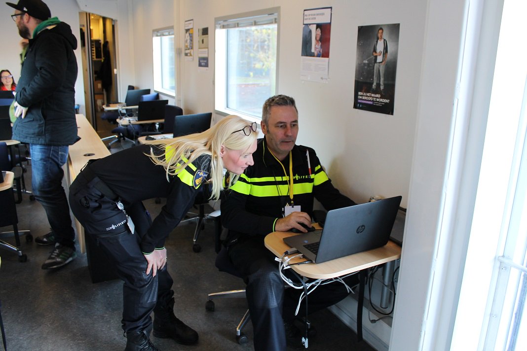 Politieacademie's tweet photo. Mobile Media Lab Politie ingezet tijdens themadag #innovatie. #IX2015 #Politieacademie https://t.co/qFMXzGiguV