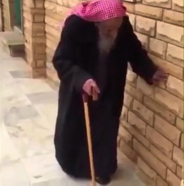 مؤذن قرية #الريامة "شمال #النماص" عمره ناهز الـ 130عاماً لم ينقطع عن رفع الأذان والصلاة بمسجد القرية.

#السعودية
-