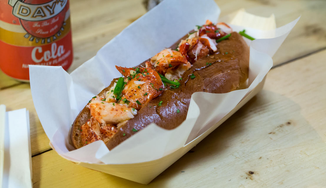 quiqup's tweet photo. Friday's call for lobster rolls! 😍 Get yours for lunch today from @lobsterkitchen 💚 #GetItNow #FridayFeeling https://t.co/JslfRYRBAs