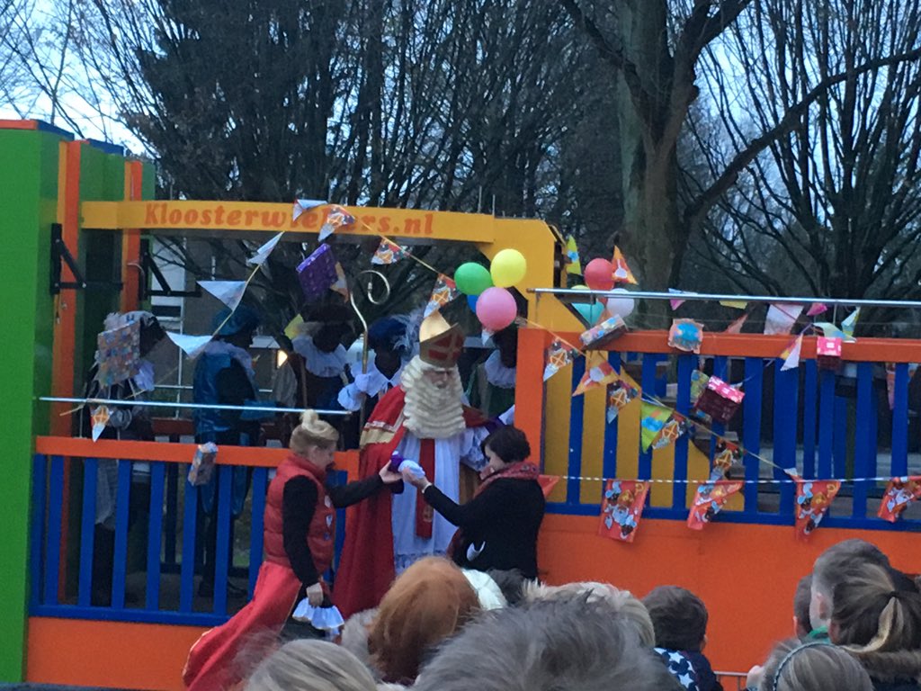obsdevlinder's tweet photo. Sinterklaas draagt carnaval in Ter Apel een warm hart toe. Aankomst #obsdevlinder #terapel @Kloosterwiekers alaaf https://t.co/eDZcezZmul