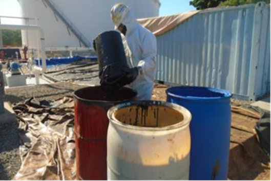 CAPSA_Cons_Amb's tweet photo. Nuestro personal capacitado, realizando una disposición de Sludge. Adquiere nuestros servicios al 809-541-5742 https://t.co/zNorE4nWpY
