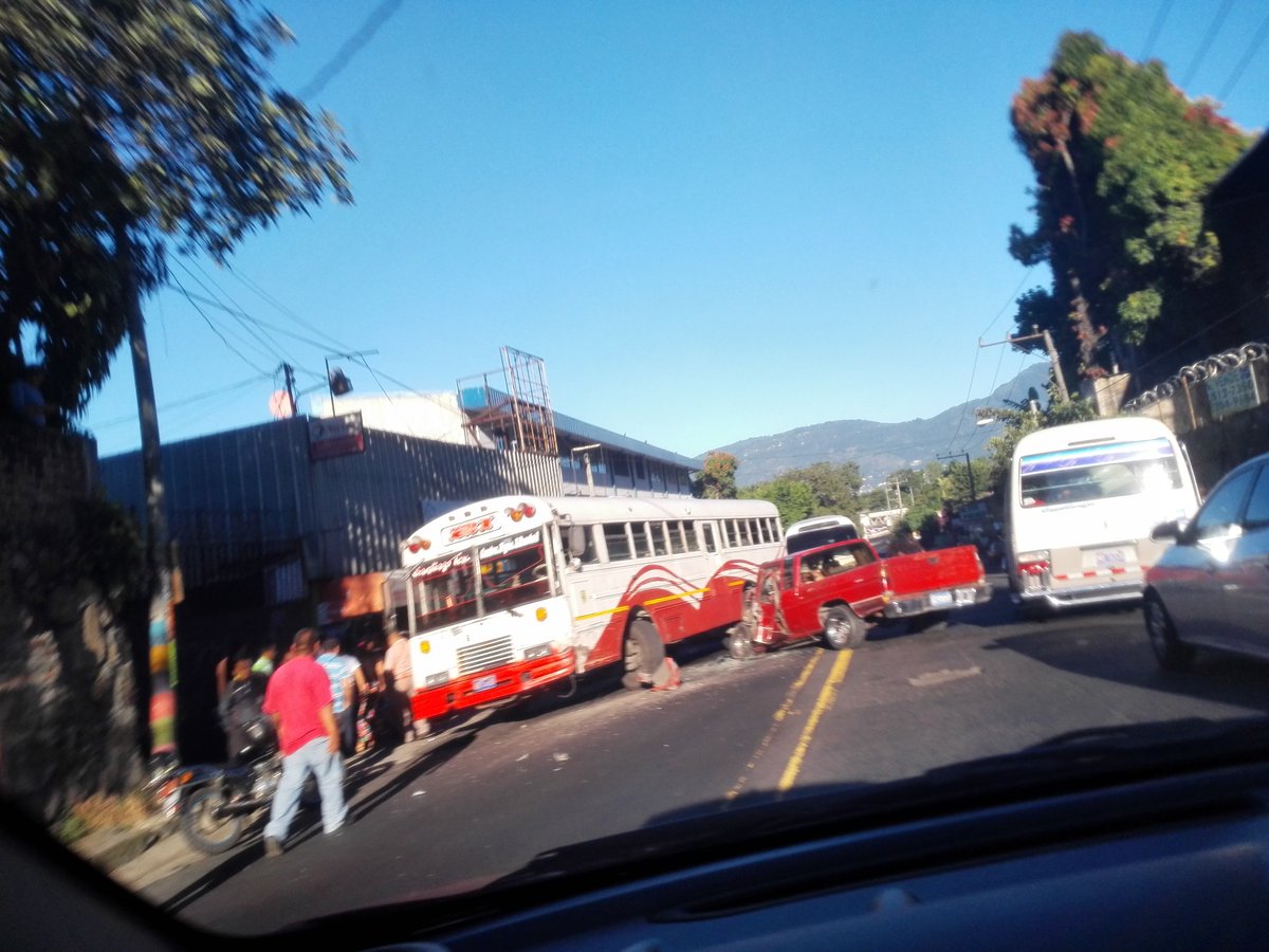 alertux's tweet photo. #AlertaSV Grave accidente a la altura del  Colegio Santa Teresa de Jesús, San Marcos.

Gracias a @Carlosantju https://t.co/c1qqS6IOtP