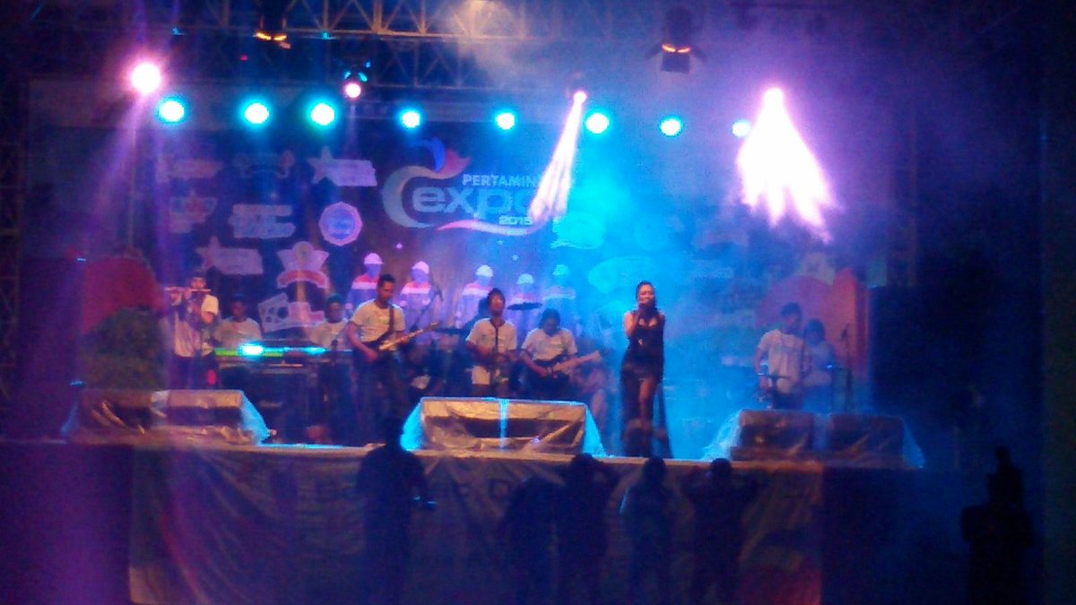 Ujan2 gini biar anget kita joget bareng yuk!tentunya sma biduan yg cantik jelita di panggung dangdut rakyat..hyuukk