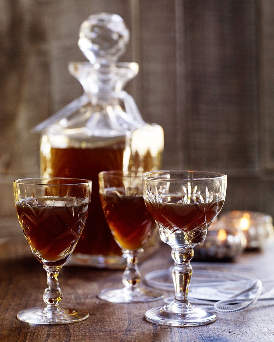 deliciousmag's tweet photo. Weekends are for making gingerbread vodka... https://t.co/mlTOBDBXI5 https://t.co/OkxWLdyvjK