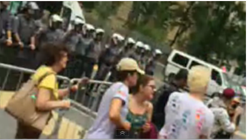 Reid_Dead's tweet photo. Policiais cercam a Secretaria de Ensino na Praça da República #ProtestoEstudantil @Comando_SP https://t.co/eIfYT95Pgu