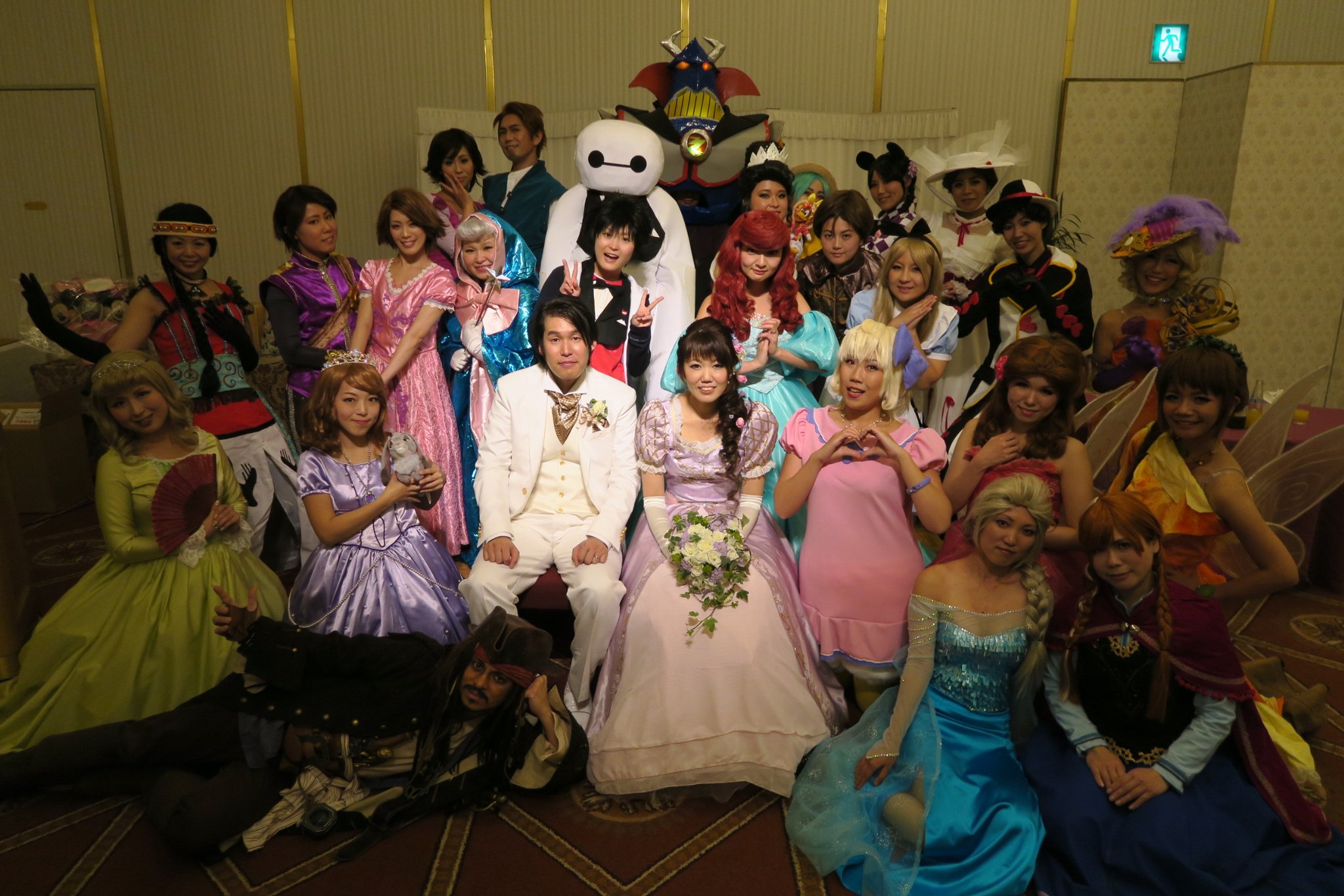 Katsu ディズニーランド近くのホテルでディズニーハロウィン仮装仲間の結婚式2次会に行ってきました ドレスコードはディズニー仮装 O 超 楽しかった お幸せに T Co 1g5xiwhvyb Twitter