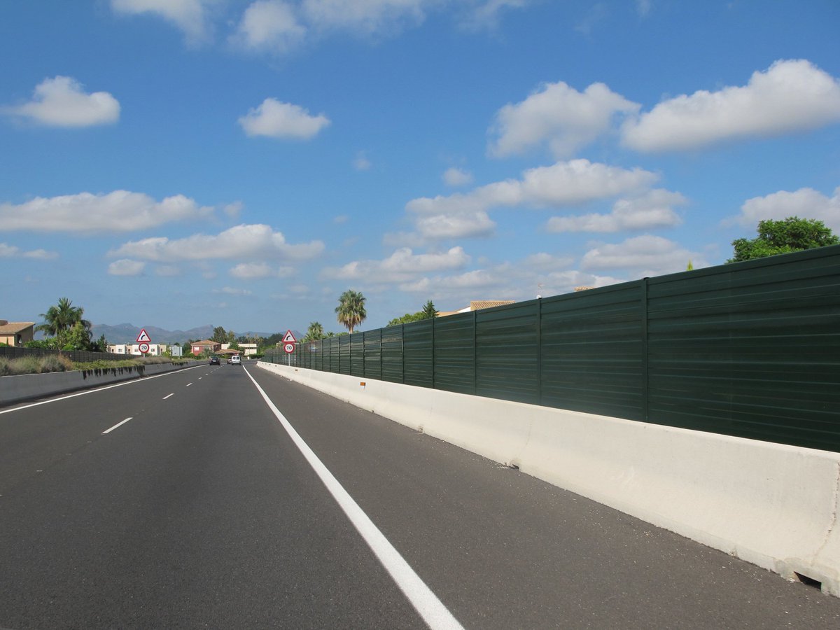 Tenemos 9 tipos de paneles metálicos fonoabsobentes. Índices de reducción sonora hasta 33dB bit.ly/1N0LKiy