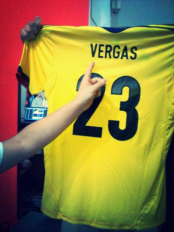 LaCasacaBlog's tweet photo. #CasacasConErrores #FailKit Siempre que uso mi casaca de VARGAS, ciertos hombres me rodean y acosan. No sé porque. https://t.co/zsA38YtWJJ