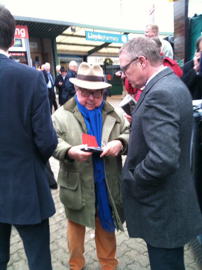 Happy Birthday to Ronnie Corbett. 85 today. Seen here with brother. 