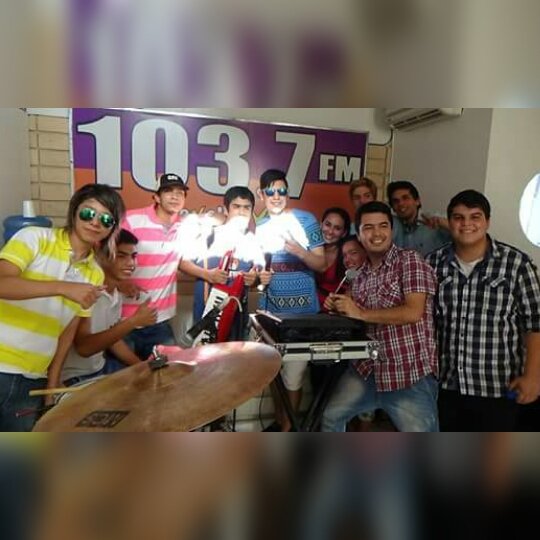 lanuevapasionpy's tweet photo. Prendete a La 103.7 a Partir de la 13 Hs estaremos brindando un Show en Vivo..🎸🎤🎶🎊🎉🎇 @exclusivafm1037 @showbiz_py https://t.co/YSUDoMt0L6