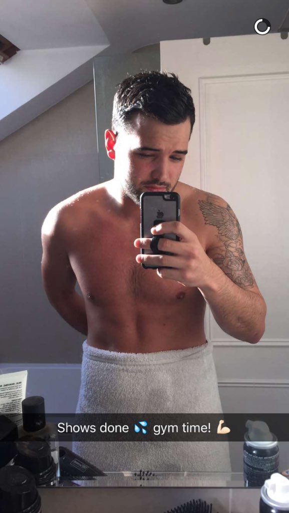 FanRayment's tweet photo. He knows how to make you happy 😍😘💛@RickyRayment https://t.co/wp1xnfYOMy