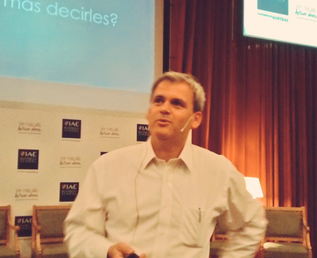 IAE_Austral's tweet photo. @rodolforivarola despide a los #MBAs y #EMBAs en el #CierreMastersIAE #MasterIAE https://t.co/l5nCgmQ9Uv