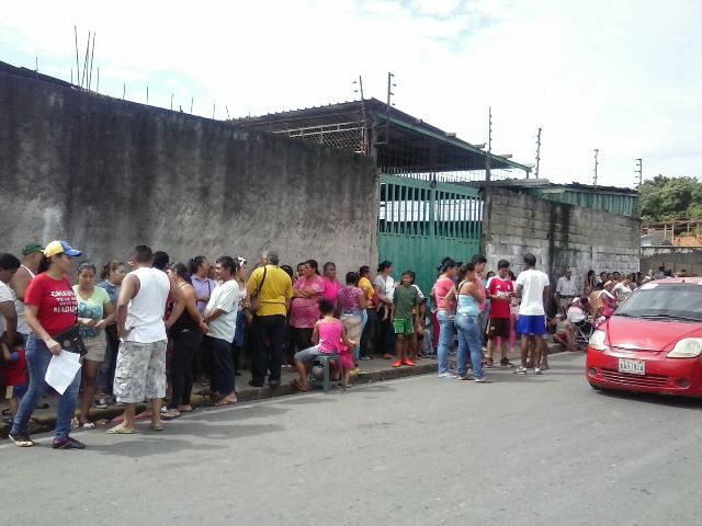 Sunagro_Portu's tweet photo. #MercadosComunalesNavideños, @NicolasMaduro, @czosorio, Barrio Andres Bello de Acarigua gozará de venta de alimentos https://t.co/If1LvNheHc