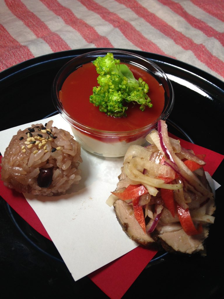 12/12(土) アニメイズ4周年 今回のフードはめでたい紅白のオードブル3種盛りです！中身は「クリームチーズとトマトゼリーのカプレーゼ風」「手作り焼豚の紅白サラダ」「ひとくち手まり赤飯」です！派手に楽しもう！
#animaze